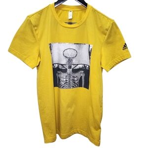 MEN'S ADIDAS SKELETON BASKETBALL GRAPHIC TEE. SMALL/YELLOW